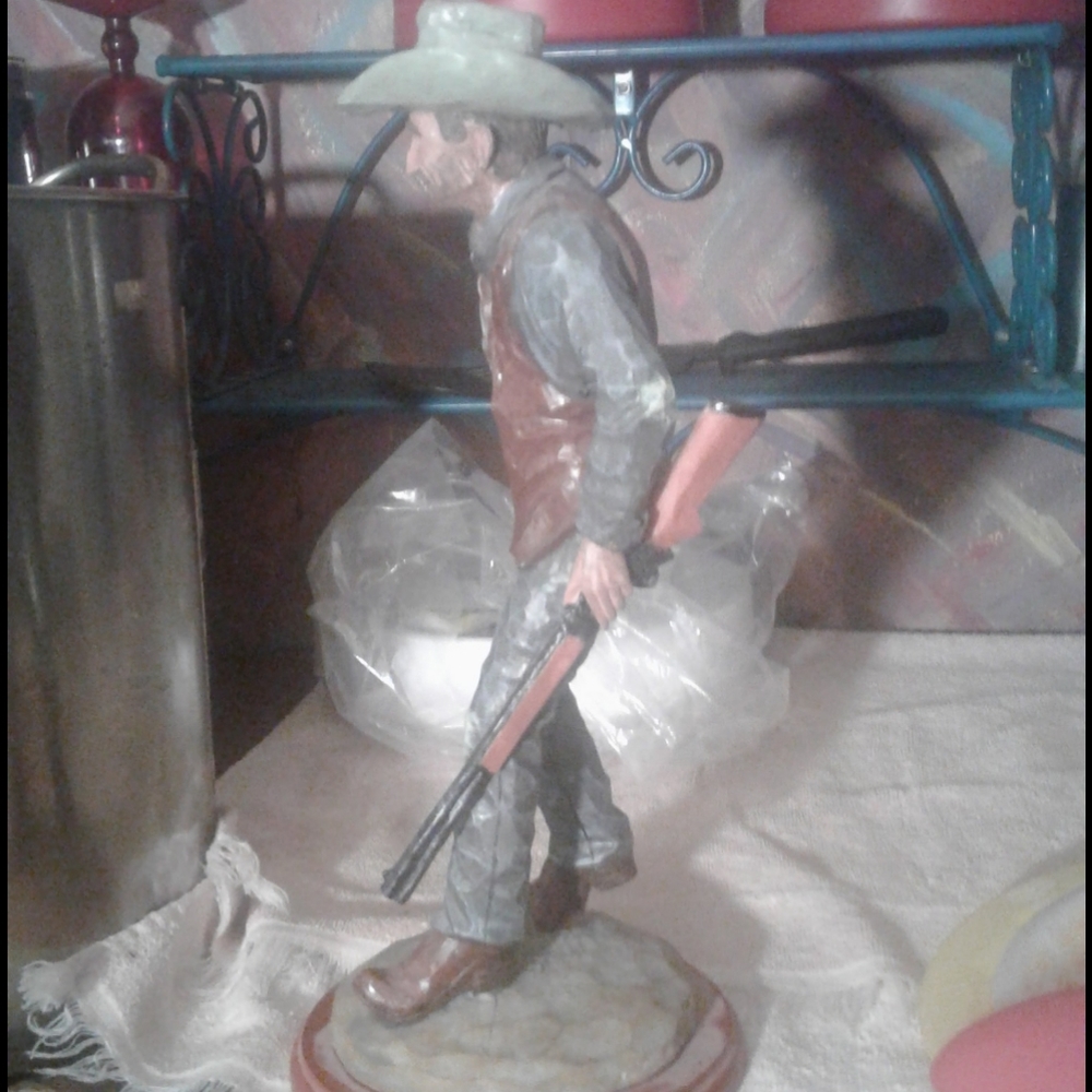 Ol hunter statue